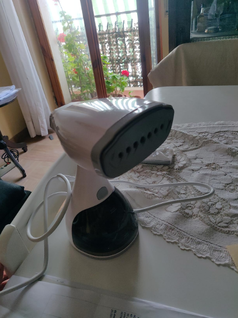 Vertical steam iron with rapid steaming for wrinkle removal