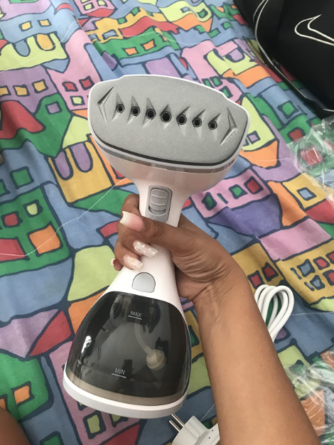 Vertical steam iron with rapid steaming for wrinkle removal