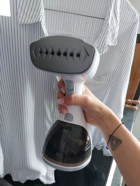 Vertical steam iron with rapid steaming for wrinkle removal